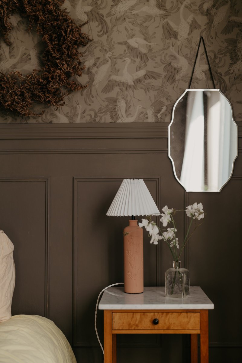 Flora 46cm Terracotta bordlampe Fra Globen Lighting - Johanna ville designe en lampe, der blev skabt af materialer, farver og former, der reflekteres i naturen, og som passer ind i b&aring;de landlige og moderne omgivelser.