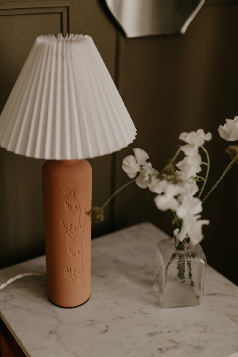 Flora 46cm Terracotta bordlampe Fra Globen Lighting - Johanna ville designe en lampe, der blev skabt af materialer, farver og former, der reflekteres i naturen, og som passer ind i b&aring;de landlige og moderne omgivelser.