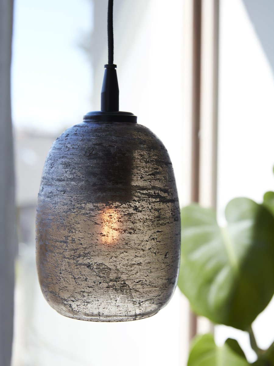 Jonna Ø12 Brun vindueslampe Fra PR Home - Metaldetaljer i matsort og en 3 meter lang sort tekstilledning med vægstik.