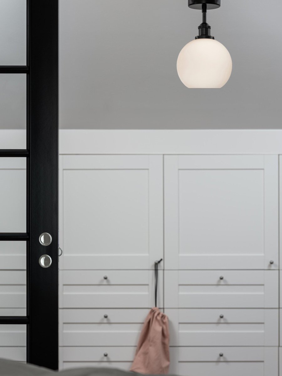 Omega Ø20 Hvid plafond Fra PR Home - Loftslampe med krogophæng i klassisk design, samt chassis af opalglas og metal i matsort overfladefinish.