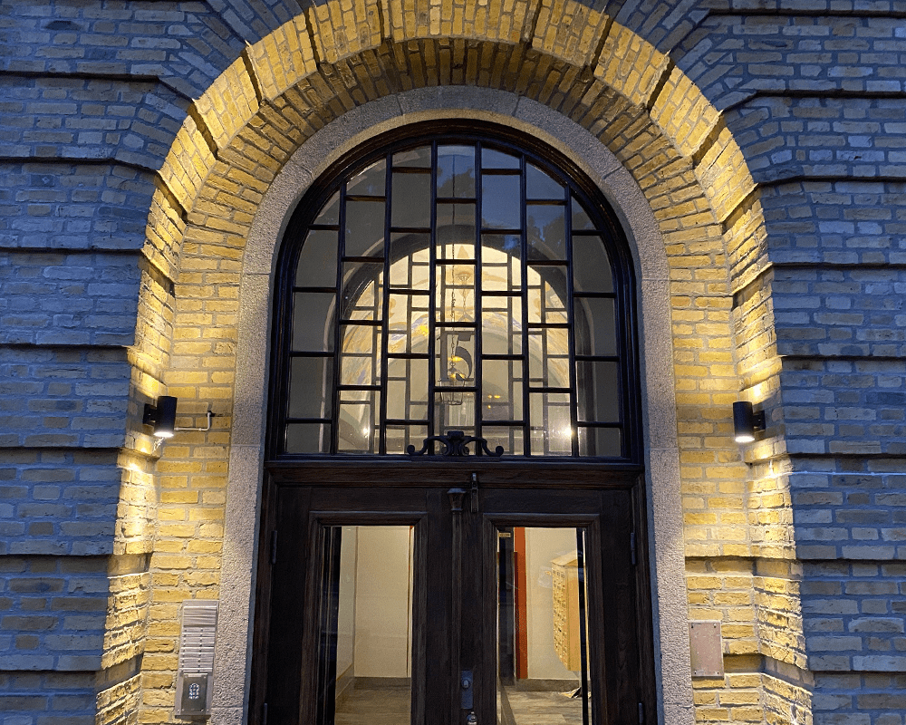 Heron II Sort udendørslampe Fra Westal - Armaturet er til udendørs brug, men er også velegnet til indendørs brug i både private og offentlige miljøer.