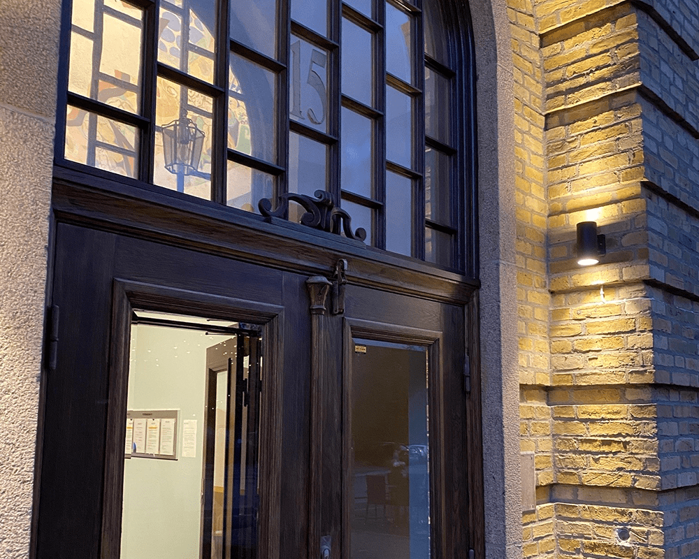 Heron II Sort udendørslampe Fra Westal - Armaturet er til udendørs brug, men er også velegnet til indendørs brug i både private og offentlige miljøer.