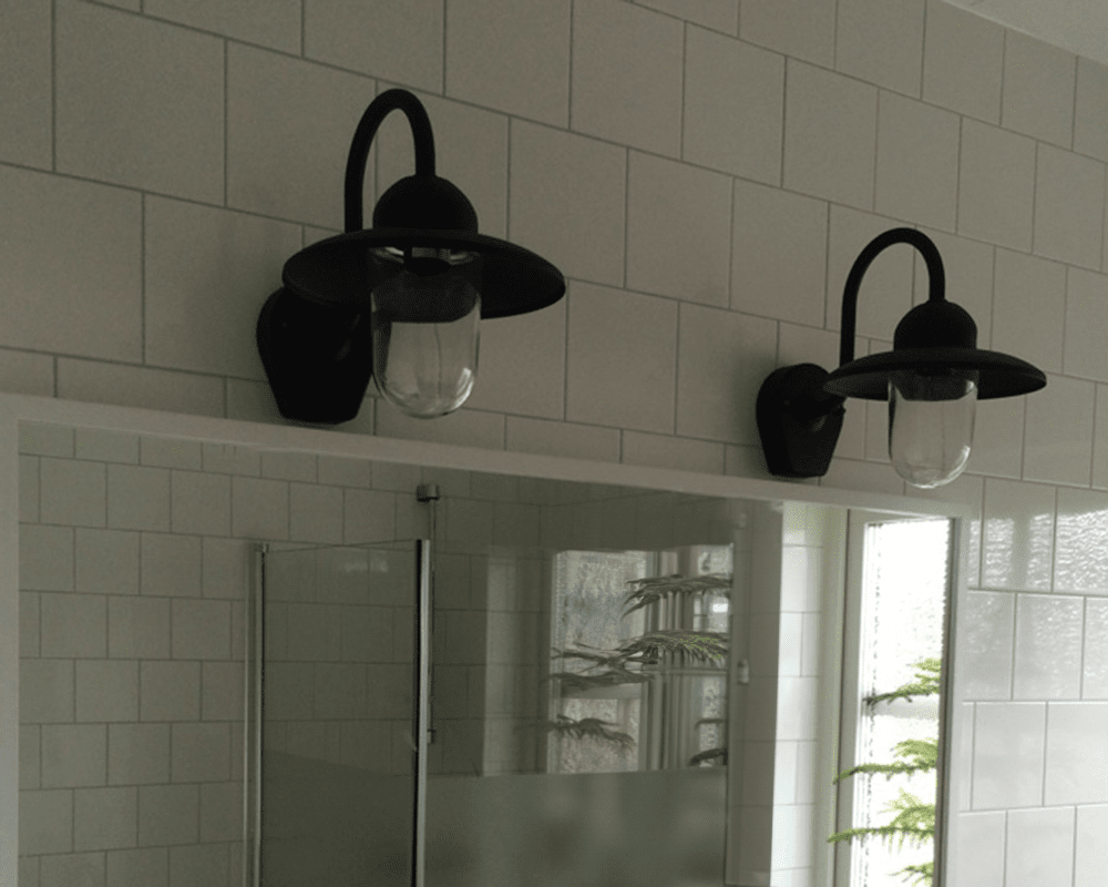 Nisse Oxideret kobber udendørslampe Fra Westal - Den er lavet af oxideret kobber og har en smuk, levende overflade, der ældes med charme over tid.