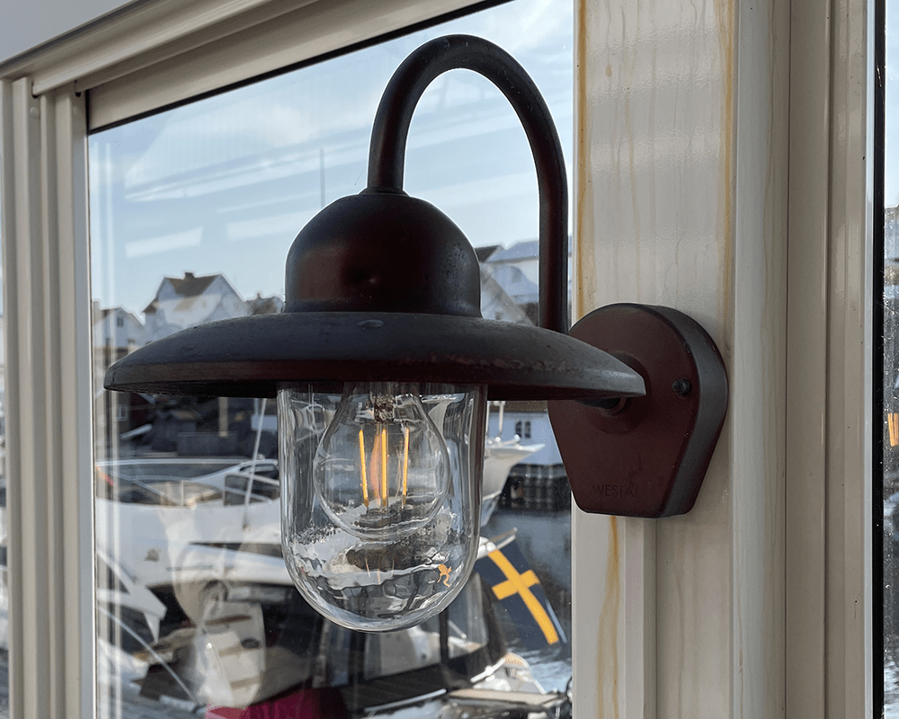 Nisse Oxideret kobber udendørslampe Fra Westal - Den er lavet af oxideret kobber og har en smuk, levende overflade, der ældes med charme over tid.