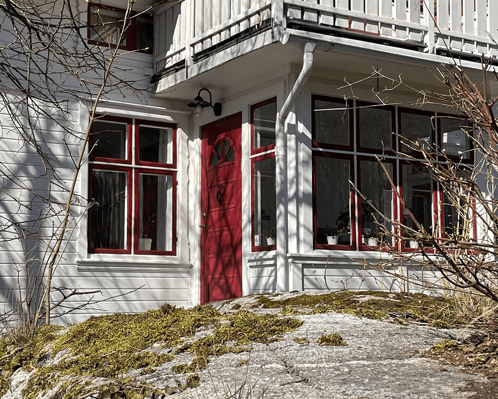 Nisse Oxideret kobber udendørslampe Fra Westal - Den er lavet af oxideret kobber og har en smuk, levende overflade, der ældes med charme over tid.