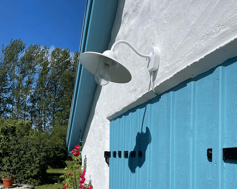 Stall Hvid udendørslampe Fra Westal - Bagsiden har to&aring; ind- og udgange og klemrække til hurtig tilslutning.