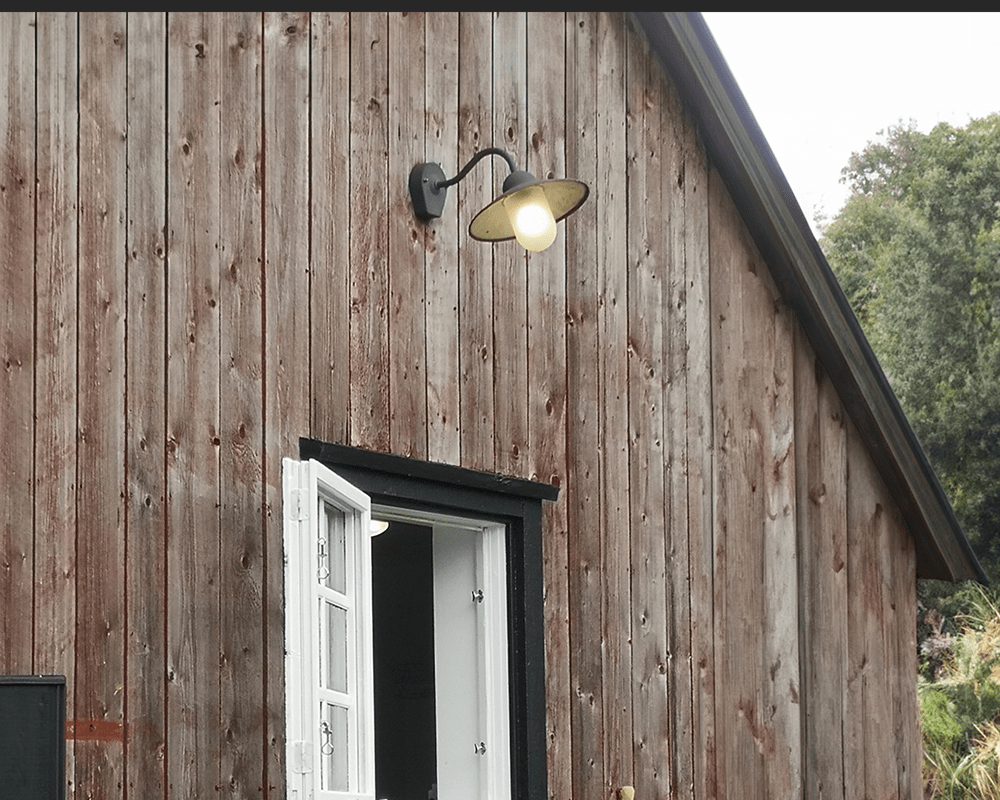 Stall Sort udendørslampe Fra Westal - Bagsiden har to&aring; ind- og udgange og klemrække til hurtig tilslutning.