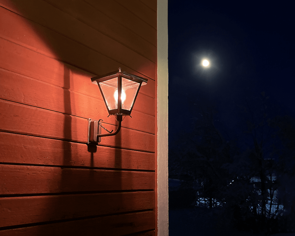 Gustav upp Sort udendørslampe Fra Westal - V&aelig;lg mellem en opadg&aring;ende eller nedadg&aring;ende lanterne i lakeret og anti-rust finish, eller i storsl&aring;et oxideret kobber.