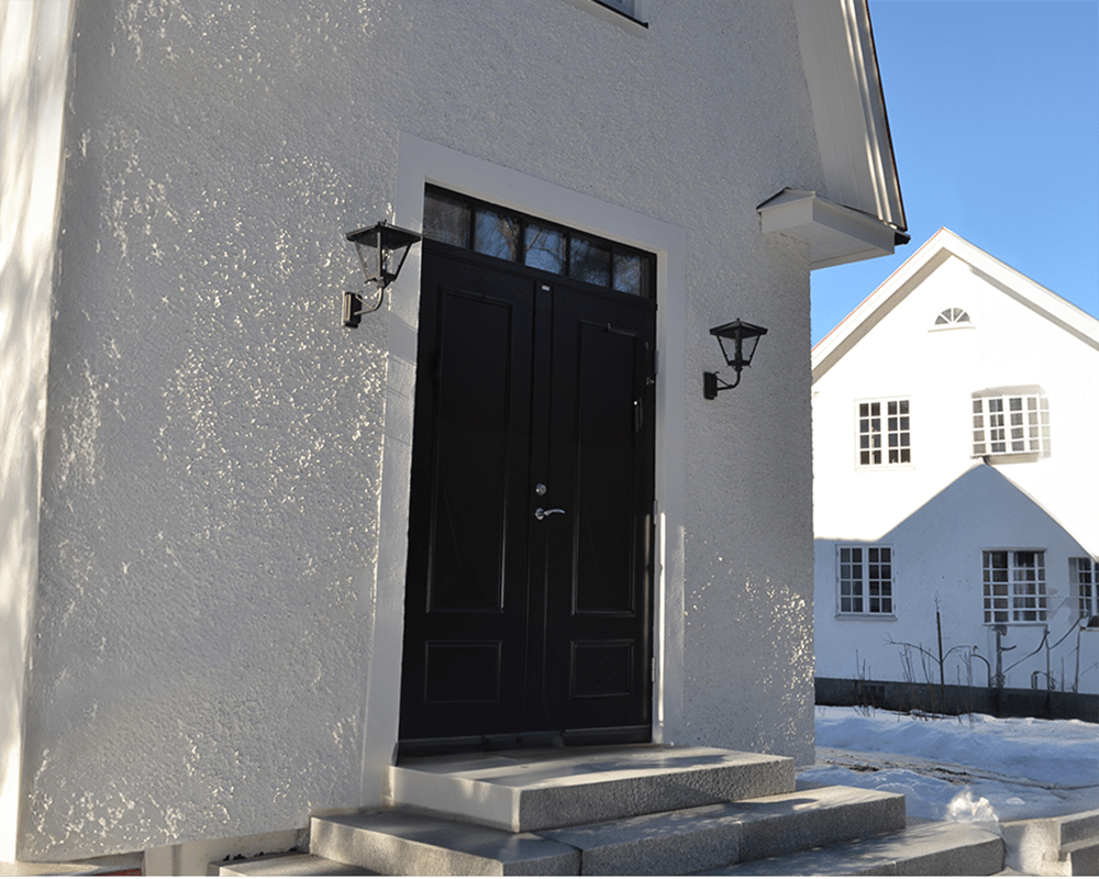 Gustav upp Sort udendørslampe Fra Westal - V&aelig;lg mellem en opadg&aring;ende eller nedadg&aring;ende lanterne i lakeret og anti-rust finish, eller i storsl&aring;et oxideret kobber.