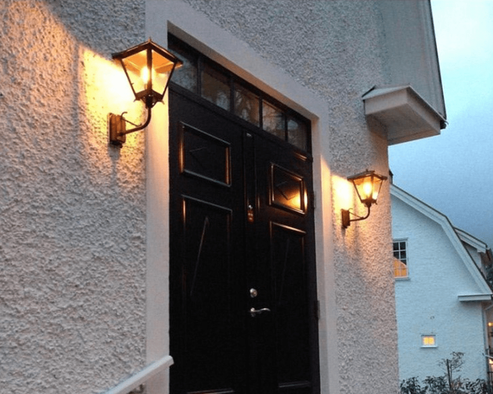 Gustav upp Sort udendørslampe Fra Westal - Vælg mellem en opadgående eller nedadgående lanterne i lakeret og anti-rust finish, eller i storslået oxideret kobber.