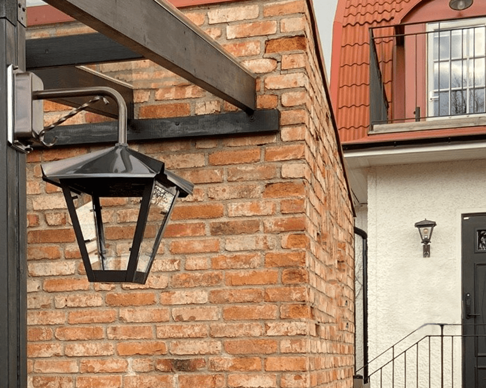 Gustav ned Oxideret kobber udendørslampe Fra Westal - Vælg mellem en opadgående eller nedadgående lanterne i lakeret og anti-rust finish, eller i storslået oxideret kobber.