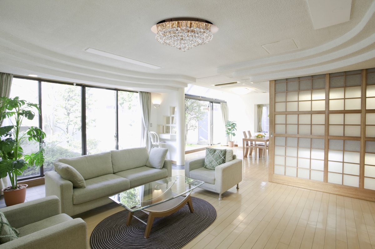 Hanna Ø55 Guld plafond Fra Searchlight - Den elegante gyldne finish sammen med en guldspejl bagplade fuldender udseendet af denne store, moderne lysekrone.