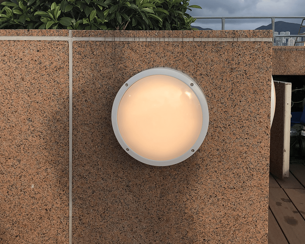 Diploma hel Hvid udendørslampe Fra Westal - Vægarmatur med polycarbonatramme og skærmbeskyttelse.