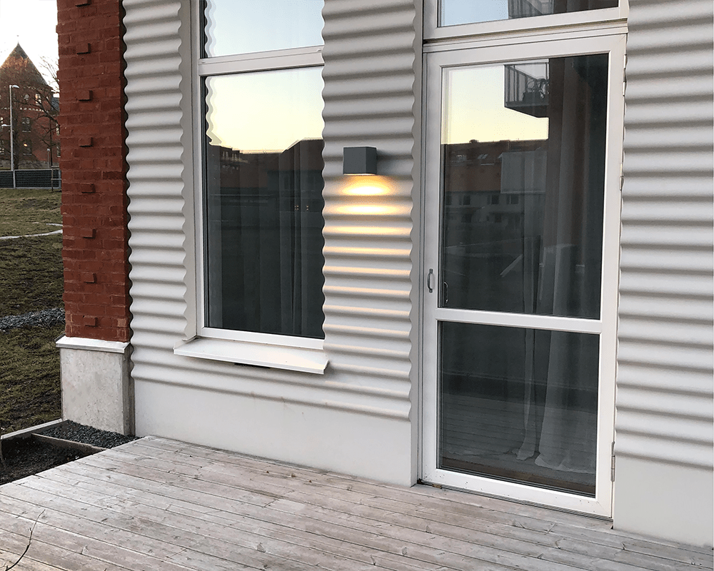 Jubilar I Sort udendørslampe Fra Westal - Udstyret med trykudligningsventil for at forhindre kondens i armaturet.