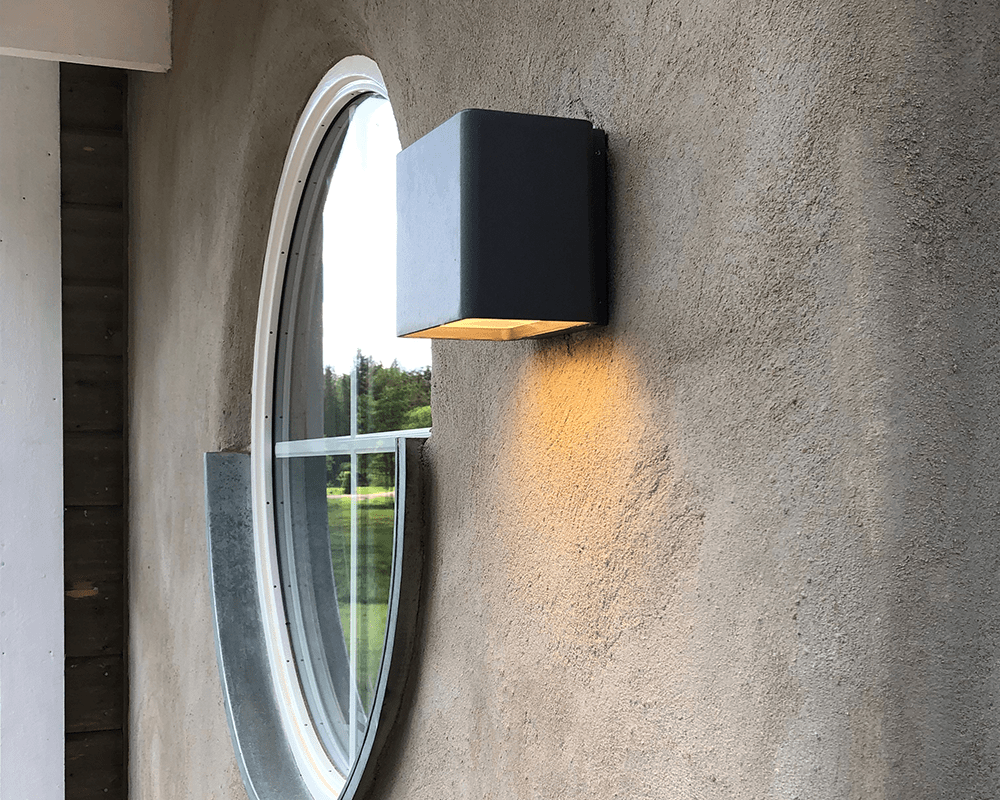 Jubilar I Sort udendørslampe Fra Westal - Udstyret med trykudligningsventil for at forhindre kondens i armaturet.