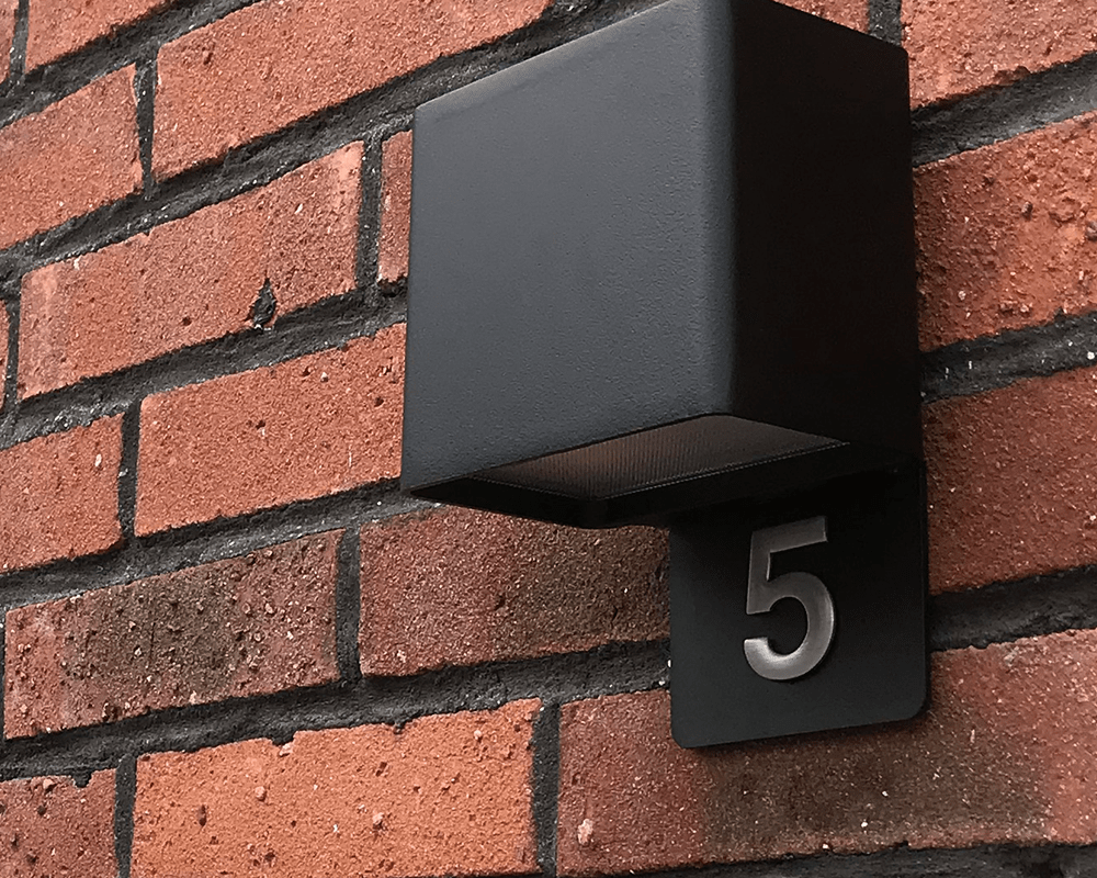 Jubilar I Sort udendørslampe Fra Westal - Udstyret med trykudligningsventil for at forhindre kondens i armaturet.