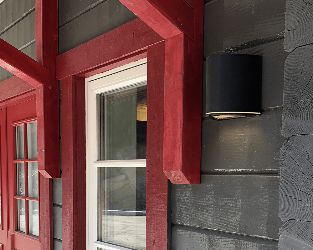 Trius I Sort udendørslampe Fra Westal - Klimaneutralt vægarmatur i ekstruderet aluminium med downlight.