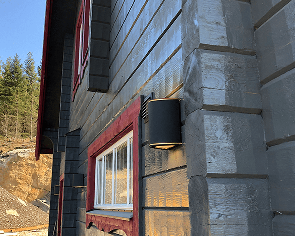 Trius II Sort udendørslampe Fra Westal - Klimaneutralt vægarmatur i ekstruderet aluminium med op/ned lys.