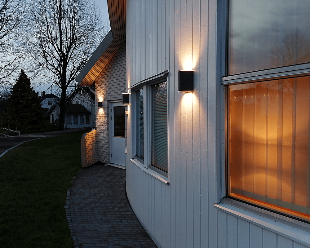 Trius II Sort udendørslampe Fra Westal - Klimaneutralt vægarmatur i ekstruderet aluminium med op/ned lys.