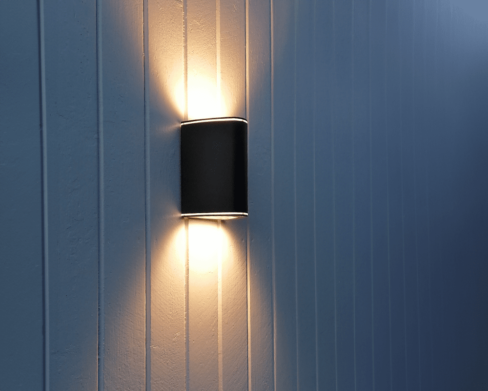 Trius II Sort udendørslampe Fra Westal - Klimaneutralt vægarmatur i ekstruderet aluminium med op/ned lys.