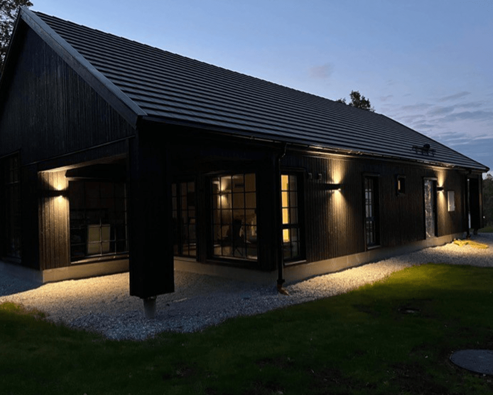 Lot Reko II Sort udendørslampe Fra Westal - Velegnet til montage med rørudtag på facader, indgange etc.