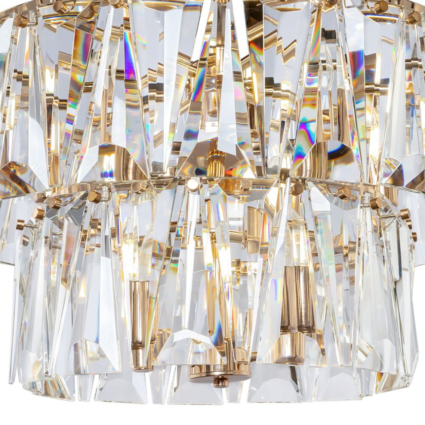 Puntes Ø77 Guld krystal Fra Maytoni - Puntes er en elegant loftslysekrone i guldfarvet metal med funklende prismer, der omgiver lyskilderne og skaber et magisk lysspil, n&aring;r lampen er t&aelig;ndt.