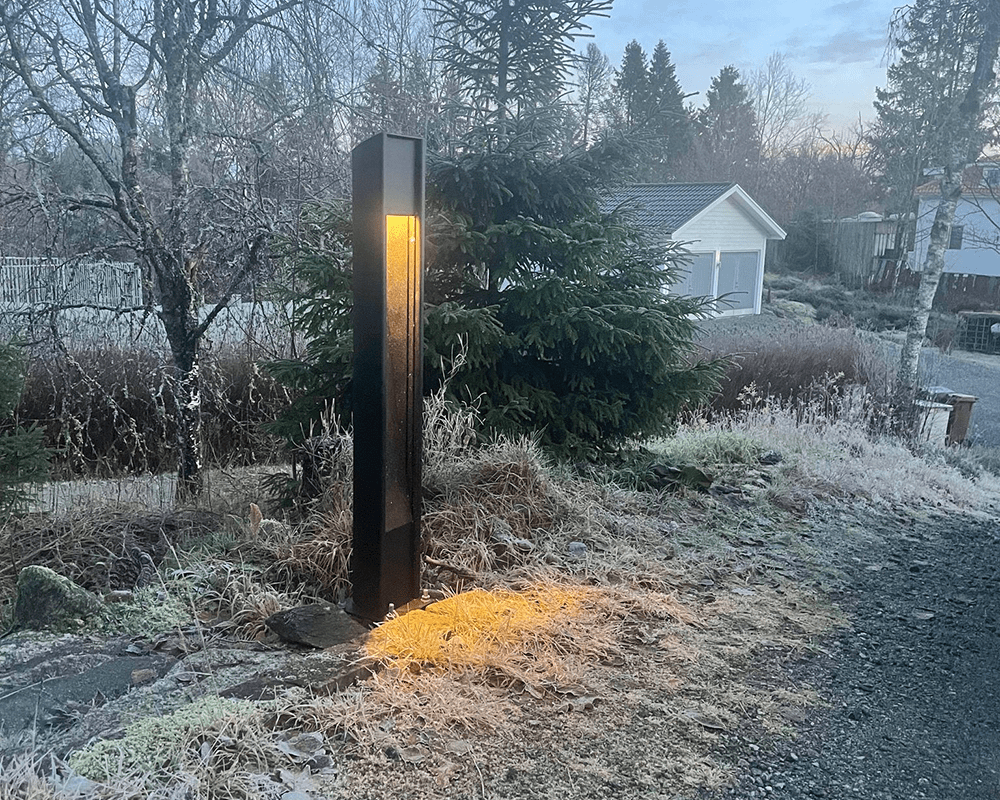 Trius 100cm Antracit pullerter Fra Westal - Som tilbehør findes jordankre til indstøbning eller fundamentadaptere til montering i 108mm fundamenter.