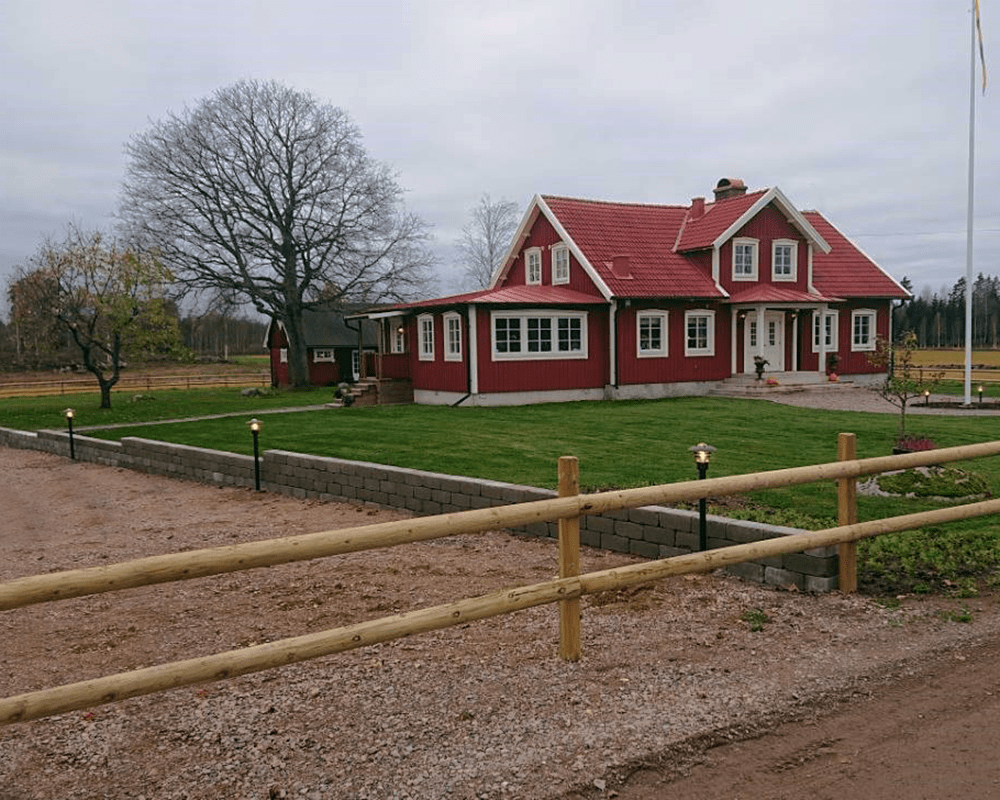 Tellus 145cm Sort pullerter Fra Westal - Tellus er en armaturserie, der afhænger af udførelse giver forskellig karakter til villaen, flerfamiliehuset eller sommerhuset.