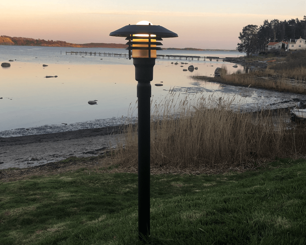 Tellus 145cm Sort pullerter Fra Westal - Tellus er en armaturserie, der afhænger af udførelse giver forskellig karakter til villaen, flerfamiliehuset eller sommerhuset.