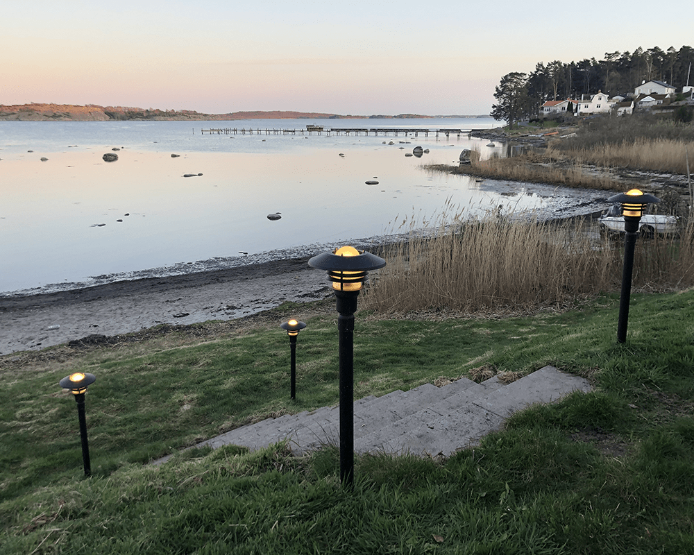 Tellus 145cm Sort pullerter Fra Westal - Tellus er en armaturserie, der afhænger af udførelse giver forskellig karakter til villaen, flerfamiliehuset eller sommerhuset.