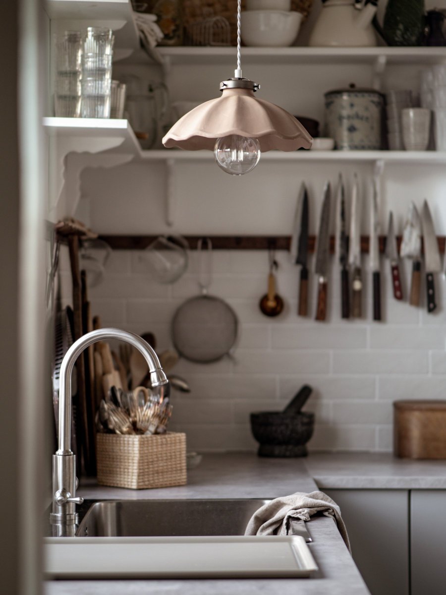 Alva Ø30 Mudder loftslampe Fra Globen Lighting - Den &oslash;verste del, der omslutter keramikken, er lavet af metal i farven oxid og matches af et 120 cm hvidt snoet tekstilkabel og hvid loftsk&aring;l af plast.