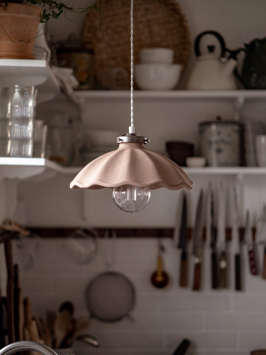 Alva Ø30 Mudder loftslampe Fra Globen Lighting - Den &oslash;verste del, der omslutter keramikken, er lavet af metal i farven oxid og matches af et 120 cm hvidt snoet tekstilkabel og hvid loftsk&aring;l af plast.