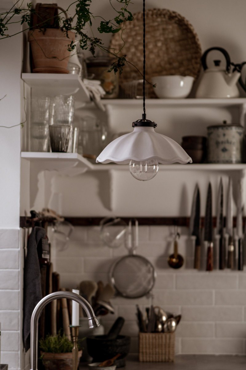Alva Ø30 Hvid loftslampe Fra Globen Lighting - Den &oslash;verste del, der omslutter keramikken, er lavet af sort metal og matches af et 120 cm sort snoet tekstilkabel og sort loftskop af plast.