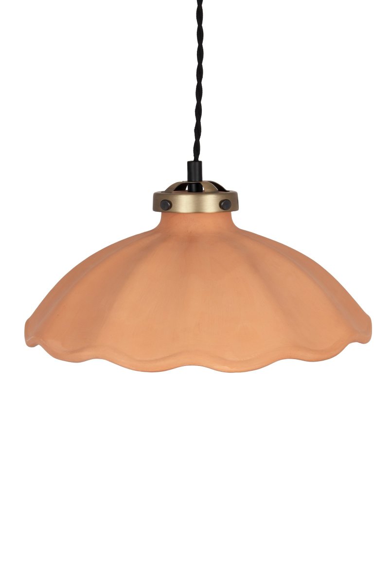 Alva Ø30 Terracotta loftslampe Fra Globen Lighting - Den &oslash;verste del, der omslutter keramikken, er lavet af metal i farven antik messing og matches af et 120 cm sort snoet tekstilkabel og sort loftsk&aring;l af plast.
