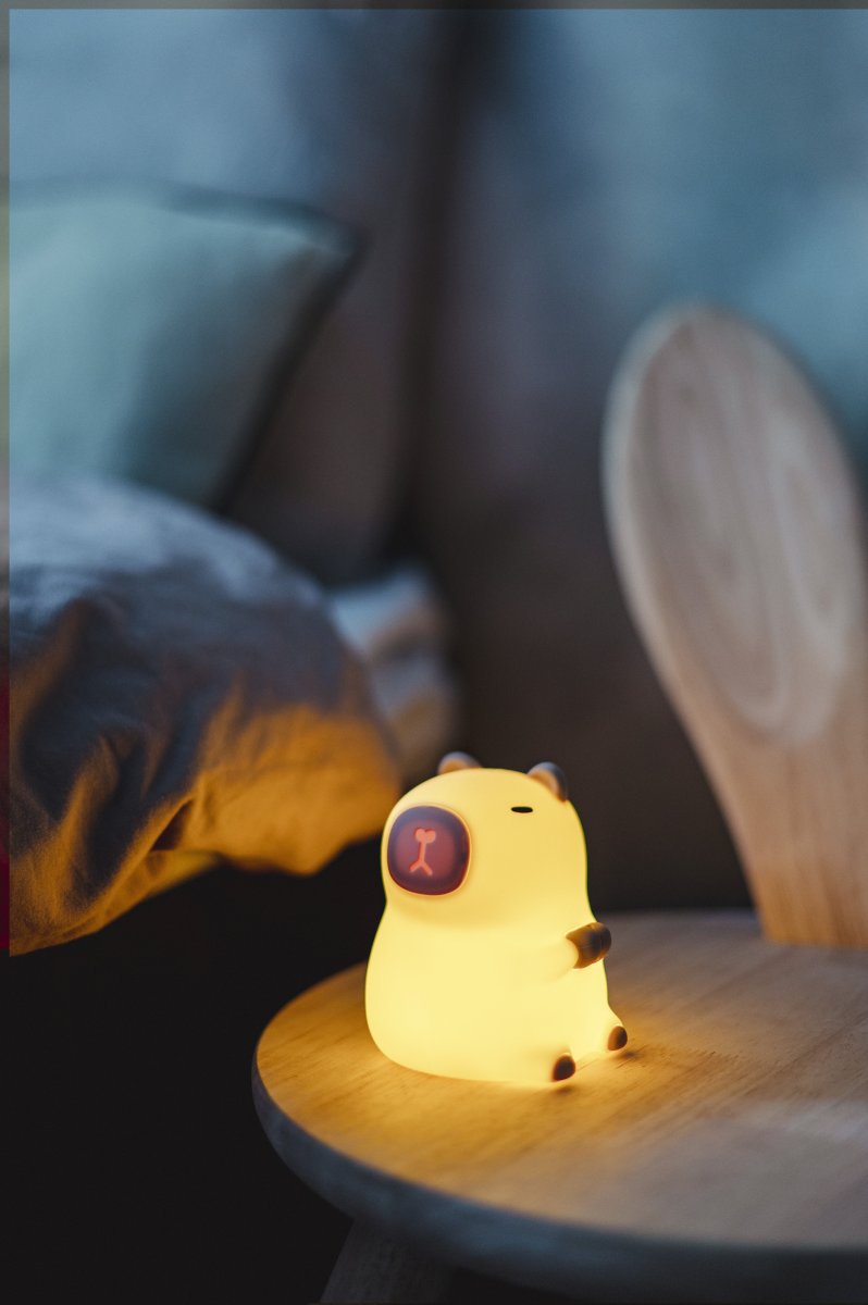 Capybara Hvid børnelampe Fra Star Trading - Lampen har en touch-funktion, og med et let tryk kan du t&aelig;nde, slukke eller skifte mellem forskellige smukke farver.