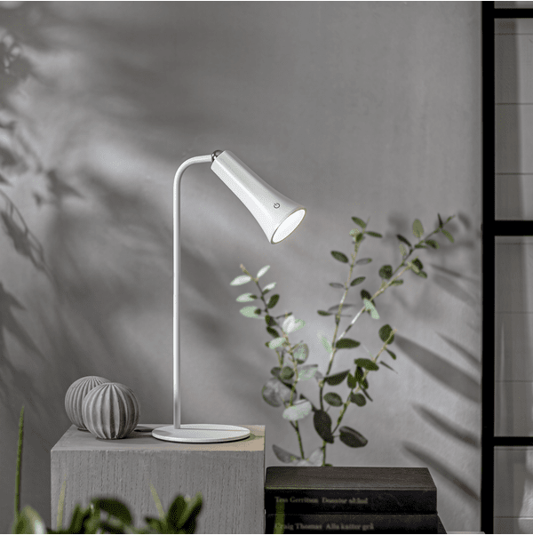 Functional 38cm Hvid bærbar Fra Star Trading - Lampen har en touch-funktion til justering af lysstyrke og valg af LED-farve, kølig hvid, varm hvid eller dagslys.