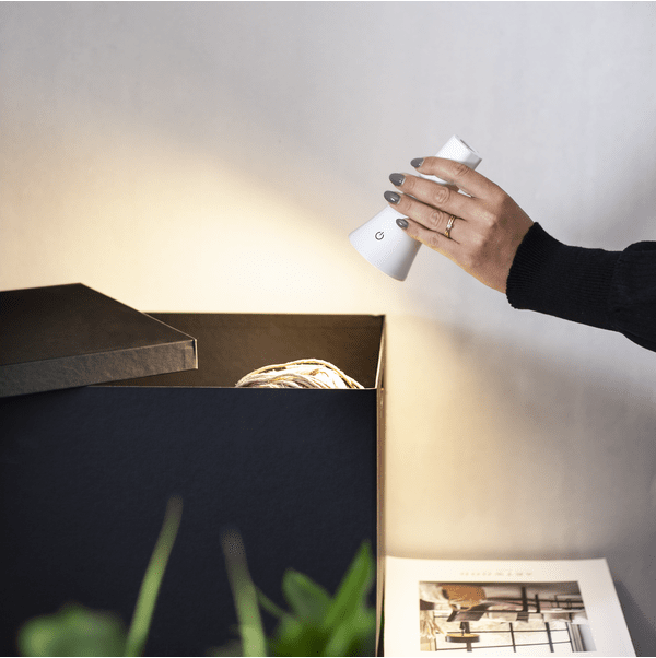 Functional 38cm Hvid bærbar Fra Star Trading - Lampen har en touch-funktion til justering af lysstyrke og valg af LED-farve, kølig hvid, varm hvid eller dagslys.