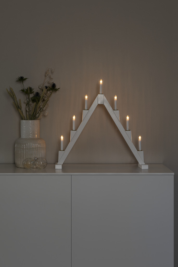 Candelabra 7 Lights Hvid Fra Konstsmide - Foldbar elektrisk lysestage med 7 lys, lavet af hvidmalet tr&aelig;, dekoreret med messingringe omkring hvert lys for et elegant touch.