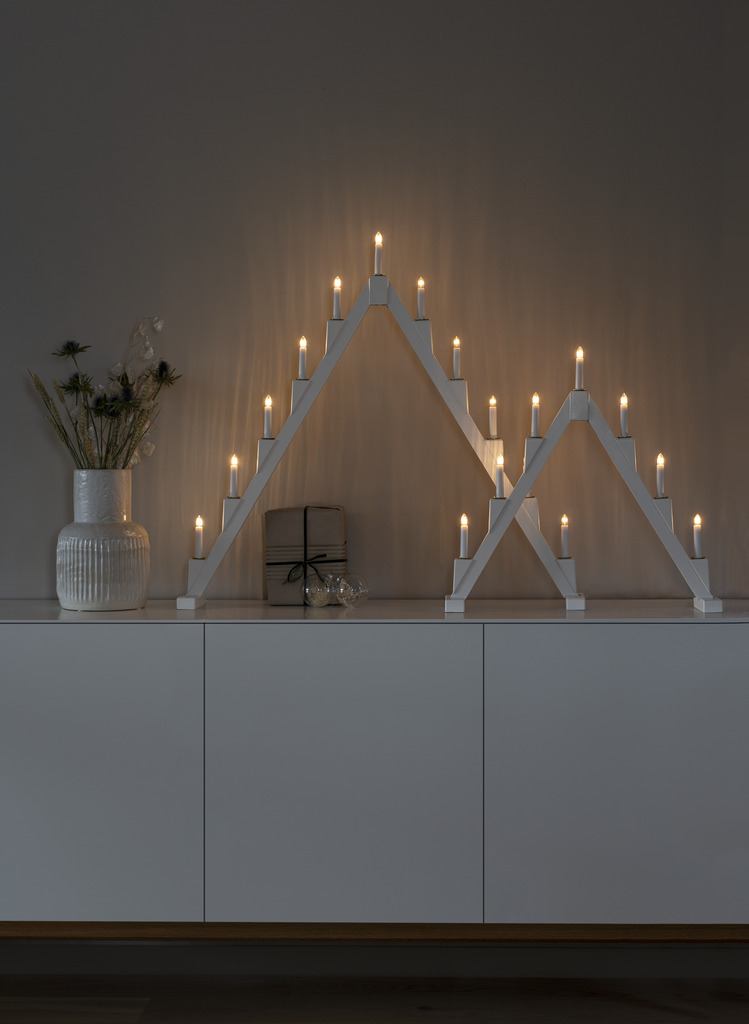 Candelabra 7 Lights Hvid Fra Konstsmide - Foldbar elektrisk lysestage med 7 lys, lavet af hvidmalet tr&aelig;, dekoreret med messingringe omkring hvert lys for et elegant touch.