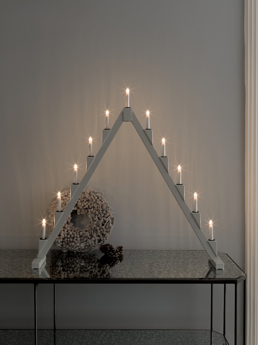 Candelabra 11 Lights Grå Fra Konstsmide - Foldbar elektrisk lysestage med 11 lys, lavet af gr&aring;malet tr&aelig;, dekoreret med sorte ringe omkring hvert lys for et elegant touch.