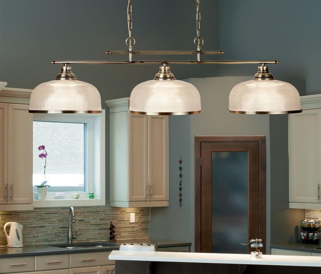 Bistro 100cm Antik messing loftslampe Fra Searchlight - Bistro er en stilfuld pendellampe, der h&aelig;nger fra en robust ramme og giver dit k&oslash;kken eller spisestue et opdateret, men tidl&oslash;st udtryk.