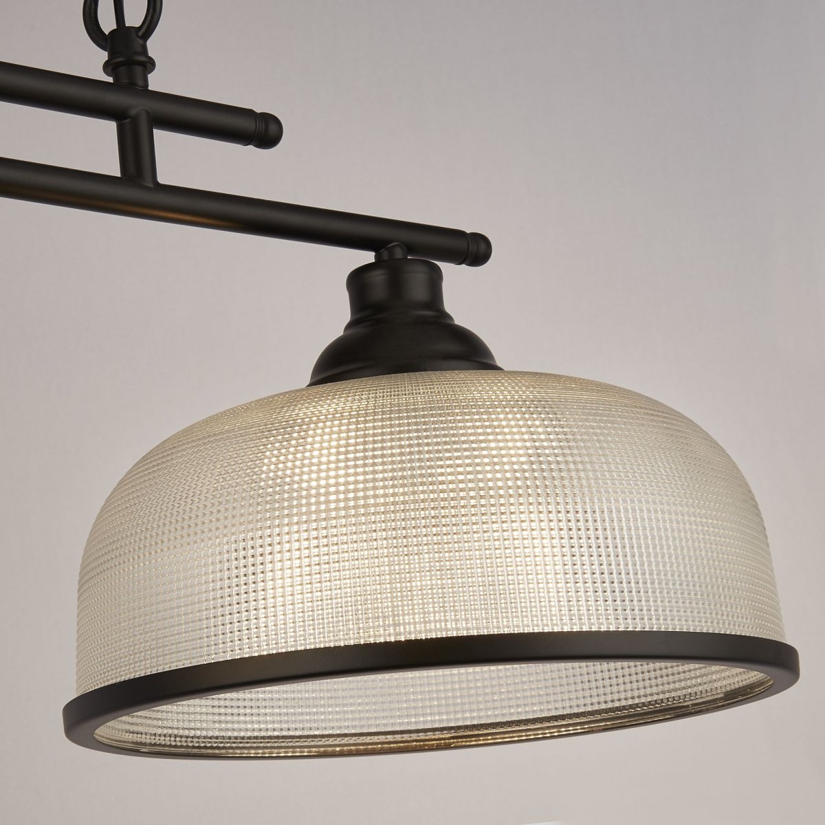 Highworth 100cm Sort loftslampe Fra Searchlight - Highworth er en stilfuld og alsidig pendellampe, der passer lige godt i køkkenet som i spisestuen eller stuen.