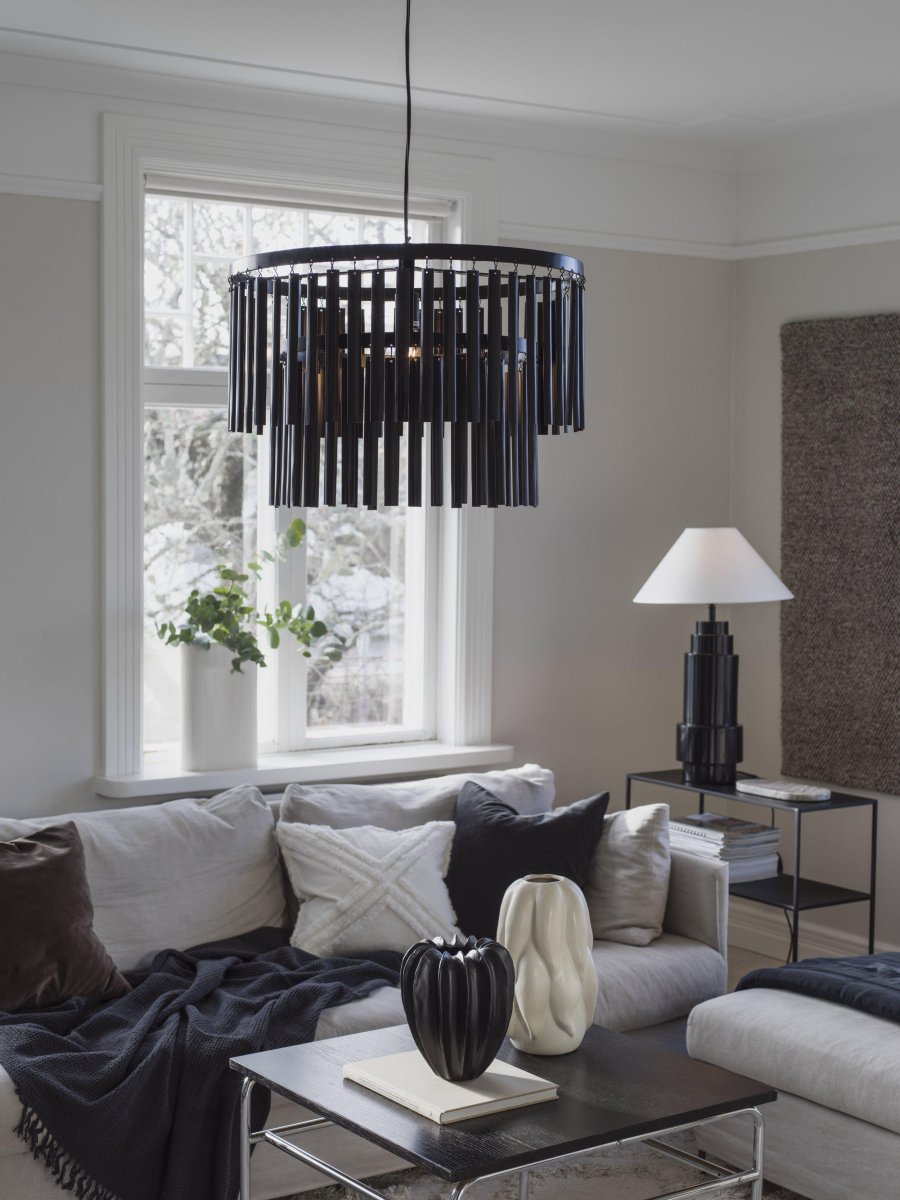 Marlow Ø45 Sort loftslampe Fra PR Home - Loftslysekrone Marlow, moderne loftslysekrone i sort metal med oph&aelig;ngningsst&aelig;nger af metal i 2 lag.