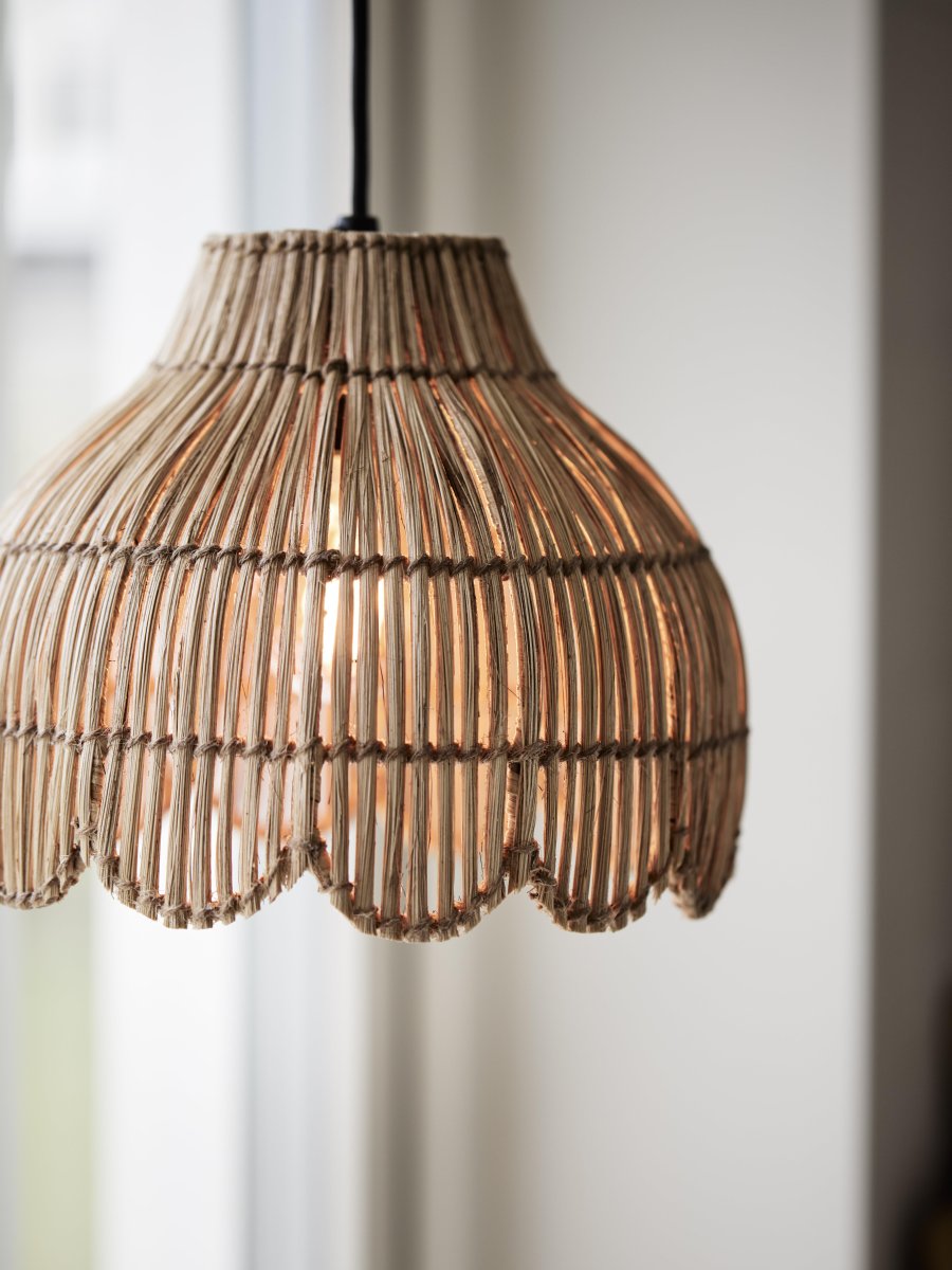 Pia Ø24 Natur loftslampe Fra PR Home - Pia loftslampe er håndlavet af naturmaterialet buri fiber og jutetråd med en buet kant i bunden.