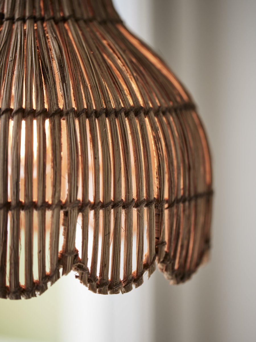 Pia Ø24 Natur loftslampe Fra PR Home - Pia loftslampe er håndlavet af naturmaterialet buri fiber og jutetråd med en buet kant i bunden.