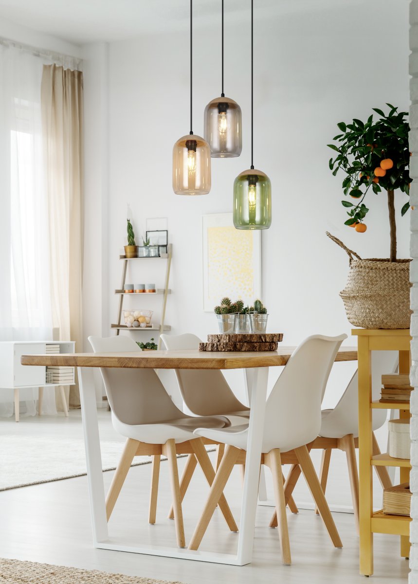 Cork Ø30 Flerfarvet loftslampe Fra Trio Lighting - Materialeblandingen af kork, glas og metal fremh&aelig;ver en balance mellem moderne design og naturens sk&oslash;nhed &ndash; perfekt til at skabe et roligt og atmosf&aelig;risk milj&oslash;.