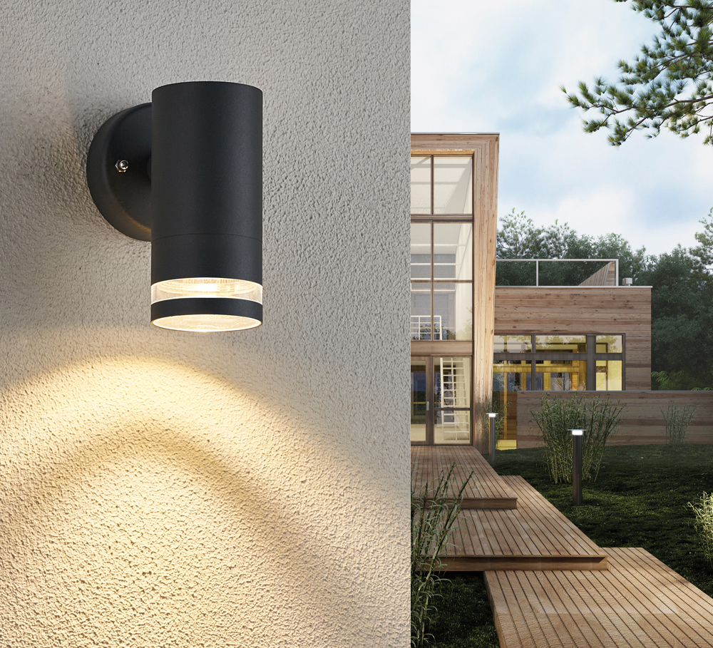 Cylinder Antracit udendørslampe Fra Lampan - Lampan lyser fint ner p&aring; v&auml;ggen och skapar en h&auml;rlig atmosf&auml;r.