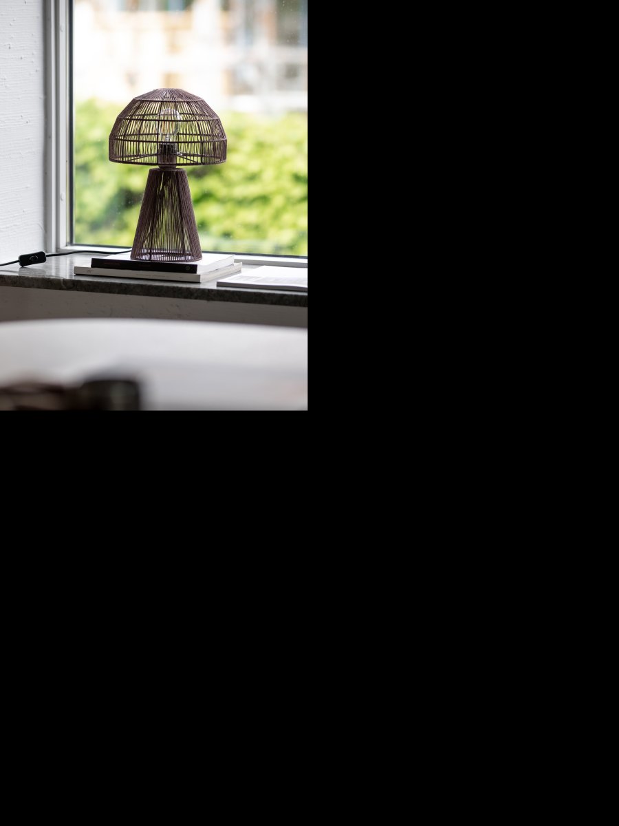 Porcini 37cm Brun bordlampe Fra PR Home - Porcini bordlampe er en håndlavet lampe lavet af en metalramme, der er blevet pakket ind i skinnende garn i hånden og filtrerer lyset fint gennem trådene.