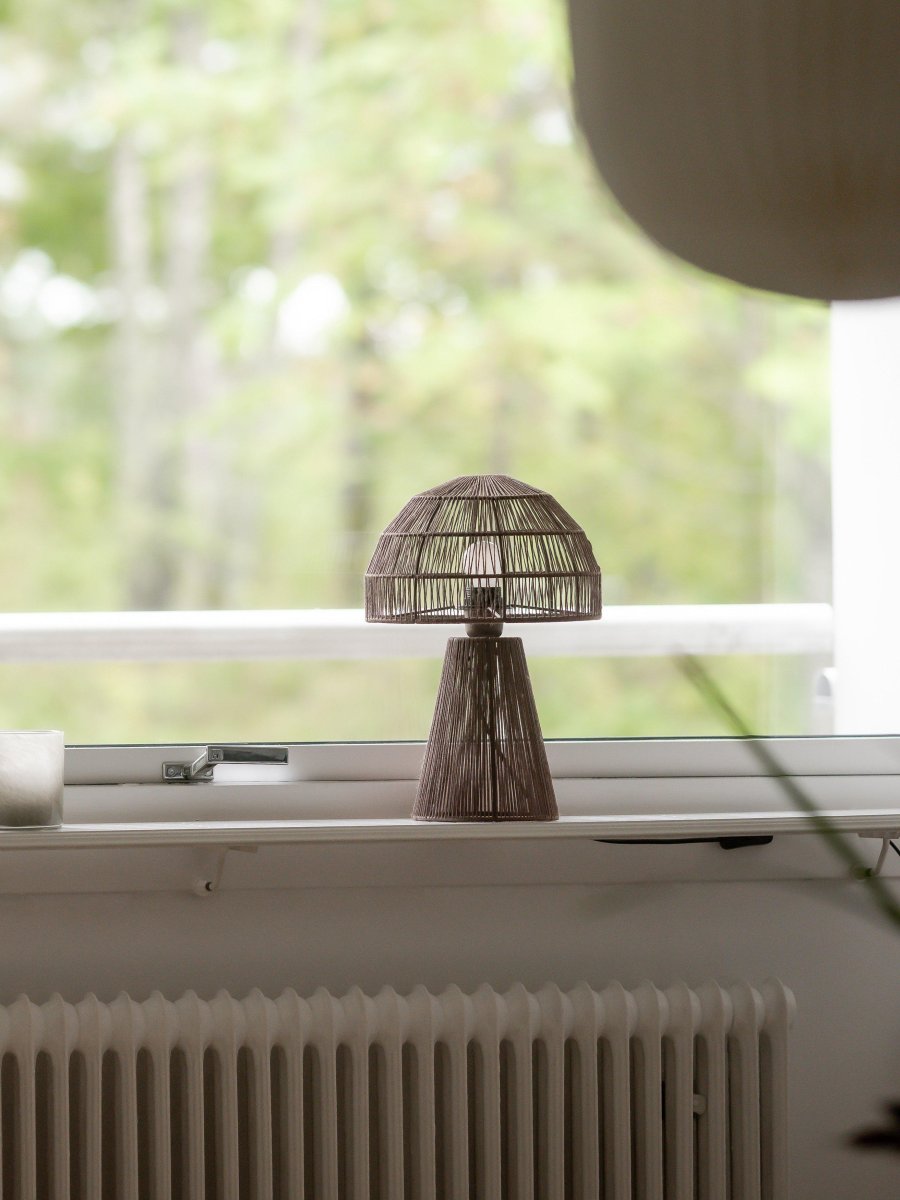 Porcini 37cm Brun bordlampe Fra PR Home - Porcini bordlampe er en håndlavet lampe lavet af en metalramme, der er blevet pakket ind i skinnende garn i hånden og filtrerer lyset fint gennem trådene.