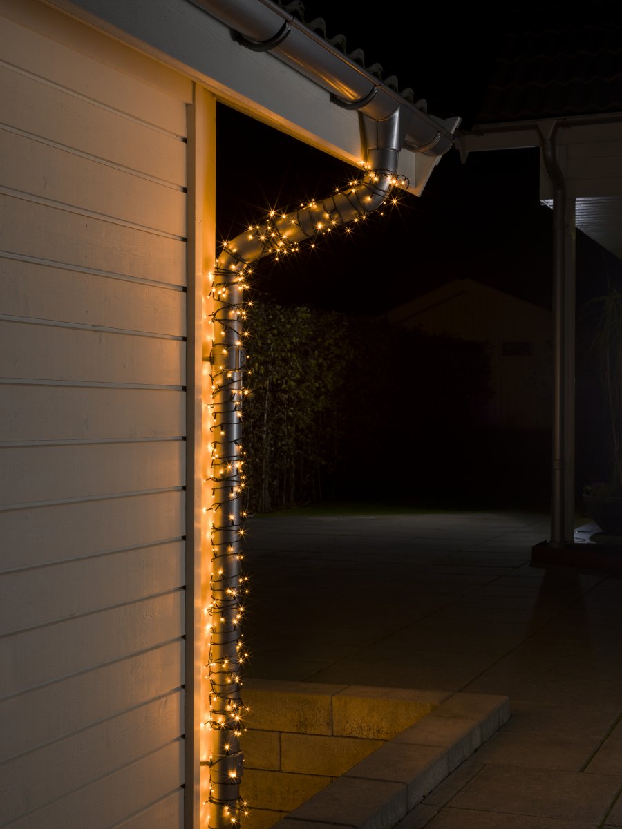 Lyskæde 200 LED amber 25m Grøn Fra Konstsmide - Denne lysk&aelig;de med 200 sm&aring; LED-lys spreder en varm og hyggelig gl&oslash;d med en farvetemperatur p&aring; cirka 2000 K.